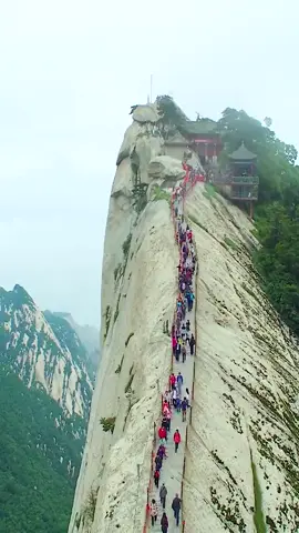 华山天下险，自古难攀登，从来一条道，勇者上山巅 📍华山，陕西省 📍Mount Hua, Shaanxi Province #华山  #mounthua 