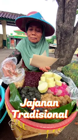 Jajanan Tradisional yang saat ini sulit kita temui di Jakarta. Tergeser oleh banyaknya kuliner modern yang saat ini bermunculan. Lestarikan kuliner tradisional kita.. . . 📍 Lokasi : sebrang markas Zeni Kostrad, Srengseng Sawah, Jagakarsa. Jakarta Selatan.  . . . #jajanan #jajananpasar #jajanantradisional #makanantradisional #tiwul #jktfood #jktfoodies 