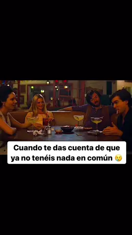 Cuando te das cuenta de que ya no tenéis nada en común 💔 Es común que nos venga este sentimiento tras hacer cambios en nuestra vida, en nuestra manera de ser, nuestra manera de ver el mundo… Es normal tener este sentimiento y que nos venga confusión sobre qué hacer con esas personas. En ese sentido quiero decirte que no siempre es necesario tener ideas, intereses, objetivos y valores similares a nuestros amigos y familiares.  Hay personas con las que lo que tenemos en común es un sentimiento de amor propio, un vínculo de respeto, cuidado y seguridad. No siempre tenemos que exigir que además de eso haya similitud en todas las áreas. Puedes tener nuevos amigos en los que coincidas en estos temas y viejos amigos con los que simplemente compartas este vínculo. Ahora bien, el problema llega cuando además de no tener ya nada en común resulta que tampoco hay un vínculo real, o esas personas no respetan que hayas cambiado. Ahí es cuando quizás toque tomar decisiones más difíciles. Si te das cuenta he dicho amigos y familiares pero no he incluido a la pareja, ¿por qué crees que puede ser? 👇🏻 #psicologia #psicologiadelamor #relacionesamorosas #ansiedad #saludmental #discusionesdepareja #bajaautoestima #dependenciaemocional #terapia #ruptura #amistadessinceras #rupturadeamistad 