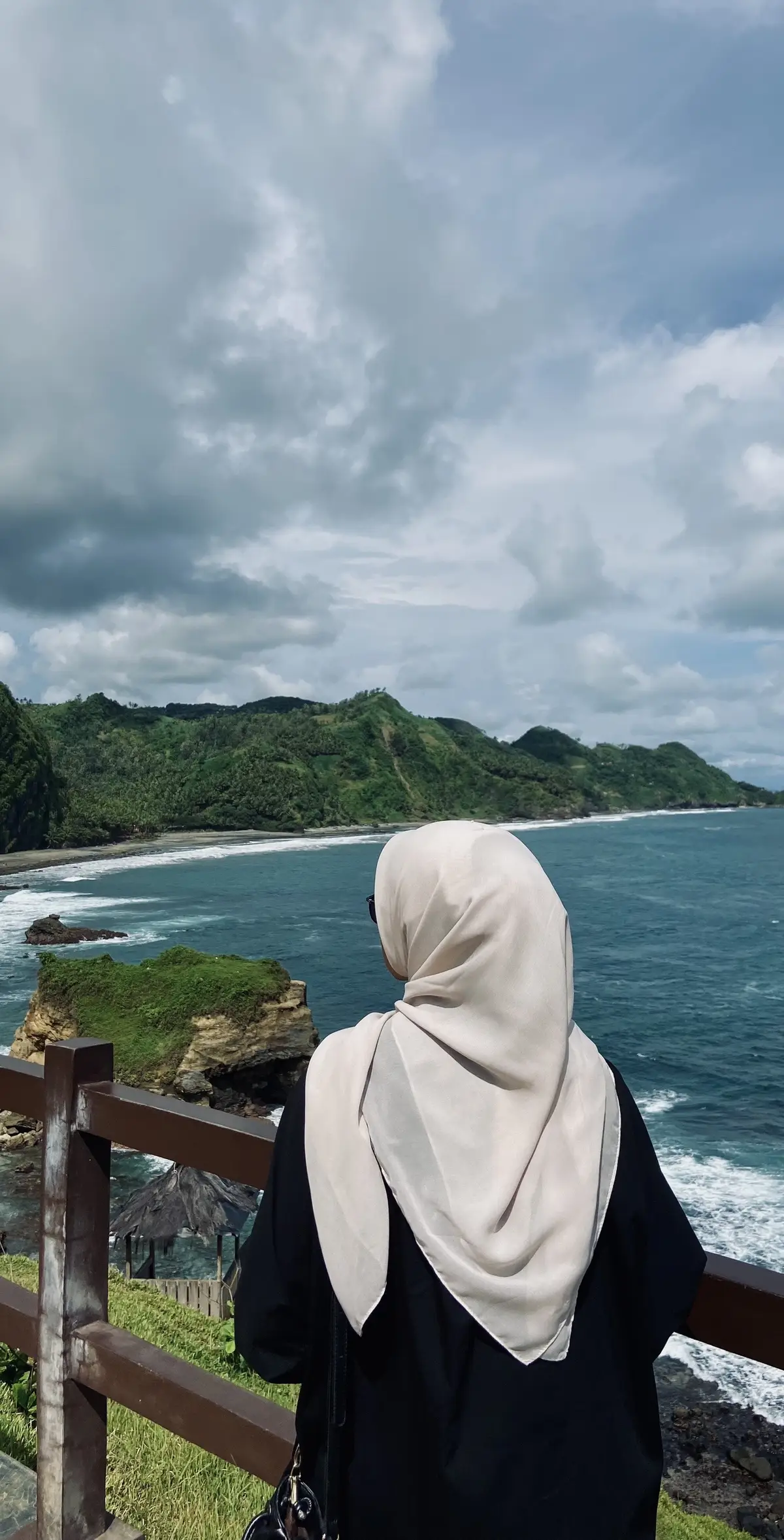 Dari sudut manapun cantik, siapa yang udah pernah kesini? #fyp #foryou #fypシ #explorekebumen #kebumenkeren #kebumenpride #pantaiselatan #mengantibeach #pantaimenganti #healingtiktok #beachvibes 