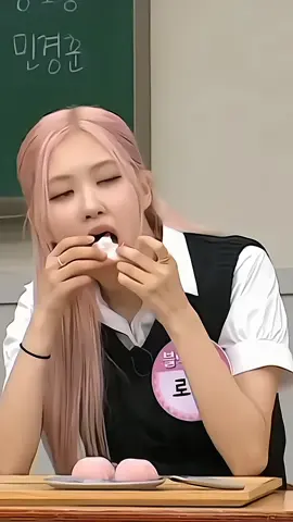 Rosé eating 🍡 #rosé @TikTok #ASMR #mukbang #eating #blink #blackpink 