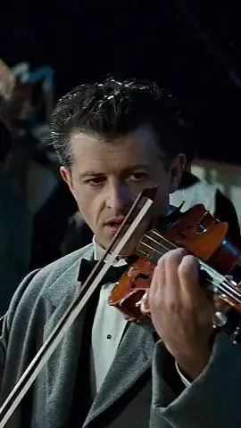NA    HORA   QUE   O   TITANIC. ESTAVA. AFUNDANDO   O   VIOLINISTA    TOCA.  O. HINO    MAIS   PERTO    QUERO   ESTAR.