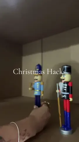 Super Facil!!  adornos de $1.25 en adornos de lujo para tus navidades en solo 2 pasos.    #christmasdecor #christmas #lifehacks #christmashacks #nutcrackerseason #nutcracker #christmasdeer #gold