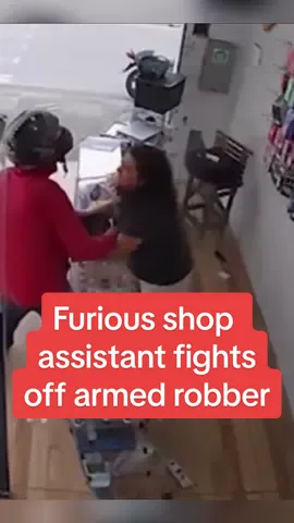 Armed thief is foiled by phone store heroine #dailymirror #breakingnews #crime 