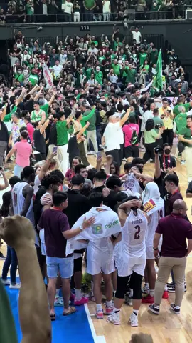 The UP Fighting Maroons in an emotional huddle while the DLSU Green Archers celebrate their win in UAAP Season 86 Men’s Basketball championship. #uaap #uaapseason86 #uaapmensbasketball #dlsugreenarchers #upfightingmarooons #animolasalle #upfight #smartaranetacoliseum 