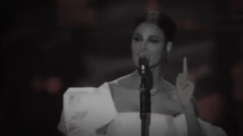 انا بحبه وربنا شاهد عليا 🥺🖤 . #أميمة_طالب #امينه #انا_نفسي_نبعد_عن_عيون_الناس #واحط_راسي_ع_كتفك😫🤍 #ذكاء_اصطناعي #ai #d0e #d0p #viral #zeiii57 