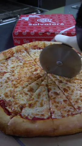 😍🍕  #pizzasalvatoré #pizzatiktok #pizzalover #foodtiktok #FoodTok #pizzacut #cheese #cheeselover #cheesy #letmedoitforyou #schoolpizzaparty 