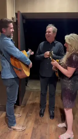 Christmas caroling gone wrong… @Grand Ole Opry style 😜🎄 The plan was for Rhonda and I to surprise Steve last night… but he ended up surprising us. Just when we thought he was going to stay in his dressing room— at the last minute, he turns and starts walking to stage as we had already started playing, so Rhonda and I ended up chasing him down the #opry hallway playing “Joy To The World.”  He was so confused and a good sport. Merry Christmas Steve!  Listen to the full version of “Joy To The World” at the link in bio.  #christmascaroling #joytotheworld #kingsizemanger #rhondavincent #stevewariner