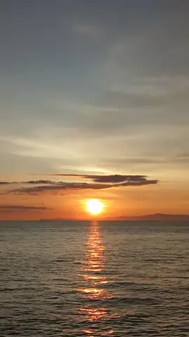 perjalanan sore yang menyenangkan #sunset #sunsetbeach #senjah #storysenja #ambon #serambagianbarat 