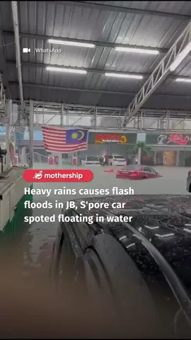 Several vehicles were caught in the flash floods #sgnews #tiktoksg 