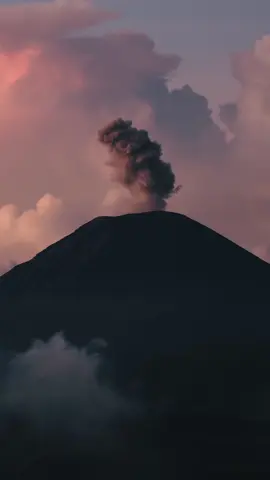Một nơi mà mình thấy choáng ngợp trước sự hùng vĩ của thiên nhiên. Bromo-Núi lửa đang hoạt động, hồ acid lớn nhất thế giới trong miệng núi lửa, những ngọn thác ẩn mình trong rừng nhiệt đới... #traveltiktok #kopdinh #beautifuldestinations 
