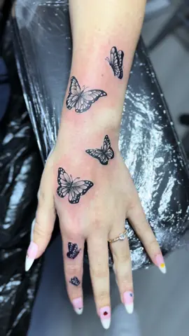 Tatouage femme volée de papillons 🦋 sur la main #tatouagefemmes #tatouagefeminin #tattootiktok #tattoogirl #tatouagemainfemme #tatouagepapillon #tattoobuterfly #buterfly 