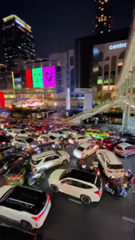 Check the next video at #memosonthego #travel #thailand #bangkok #street #traffic 
