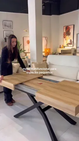 Tip para espacios pequeños: la mesa multifuncional es muy versátil y permite optimizar el espacio convirtiendo la mesa de centro en la de comedor y viceversa. Al ser eléctrica, en unos pocos segundos y sin esfuerzo puedes ajustar su altura; y su extensible permite pasar de 4 a 8 comensales.  💡Flexibilidad y comodidad en una mesa que permite adaptarse a diferentes situaciones cuotidianas. #decoracioncasa #consejoscasa #mesamultifuncional #mueblesamedida #mueblemultifuncional #deco #mueblesvalencia #mueblesgandia #mesacomedor #mesacentro 