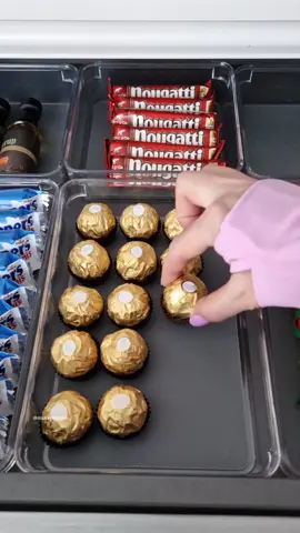 SNACK DRAWER RESTOCK 🍫 Un petit restock et pause café avec une gourmandise 🥰🫶🏼✨️ #chocolatebar #chocolatebars #coffeebar #coffeebardecor #coffeecorner #coffeemugs #coffeeaddiction #organizationideas #organizationtips #homeorganization #kitchenorganization #organizers #organizingideas #homeorganizing #düzenfikirleri #düzenaşkı #düzenleyici #düzenlidolaplar #kahveköşesi #organisationmaison #organisation #rangement #restock #cuisinedesign  Chocolate bar restock, chocolate drawer restock, coffee bar restock, coffee bar styling, coffee bar decoration, décoration coin café, idées organisation, organisation cuisine, organisation maison, kahve köşesi düzeni, düzen fikirleri
