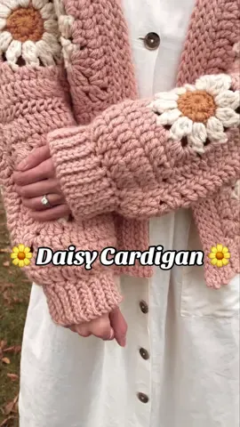 Now you can wear these beautiful daisy granny squares with my new cardigan design 😍❤️🌼 #grannysquarecardigan #daisygrannysquare #chunkycrochetcardigan 