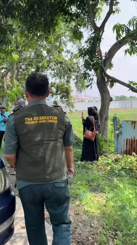 Kamis (07/12/23) Pengadilan Agama Lamongan telah berhasil melaksanakan Eksekusi atas putusan Putusan Pengadilan Tinggi Agama Surabaya Nomor  0091/Pdt.G/2015/PTA.Sby Tanggal 30 Maret 2015 yang telah memperoleh kekuatan hukum tetap. Tim Eksekutor telah tiba di obyek yang menjadi Eksekusi dalam perkara ini di Jalan Sunan Giri, Kelurahan Tumenggungan,  Kecamatan Lamongan, Kabupaten Lamongan dan bertemu langsung dengan Pemohon Eksekusi, Lurah Tumenggungan dan Juru ukur BPN Kabupaten Lamongan.  @humasmahkamahagung @ditjen.badilag @pta_surabaya #BerAKHLAK #Banggamelayanibangsa #PALamonganHEBAT #CapCut #fyp #fypシ #eksekusi #lamonganpopuler #jatimpride #sidang #viral 