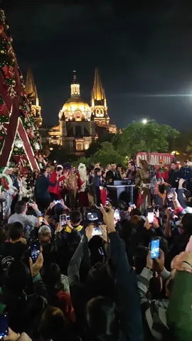 El encendido del árbol gigante de #navidad colocado en #plazaliberación  en el corazón del Centro de #guadalajara  fue el arranque oficial de #ilusionante  el festival decembrino que podrá disfrutarse en la ciudad hasta el próximo 6 de enero. Nota: Haremy Reyes