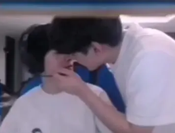 Ôm xong rồi còn nhém hôn anh nó nữa, năm sau sẽ tiếp tục cùng đội =)))) #Deft #Pyosik