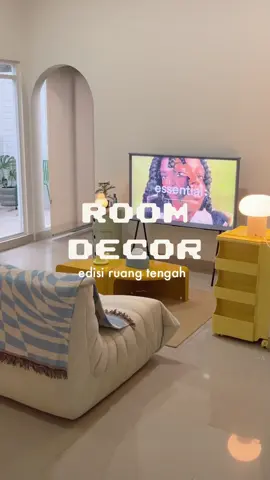 bagusan before apa afternya? 🫣 ruang tengah tempat nonton TV di rumah GenZ nih guys, enaknya dibelakang sofa dekor gmn yaaa?  #genzhaus #livingroom #roomdecor #roommakeover #dekoruangtamu 