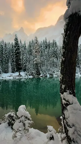 calm morning at the most beautiful lake in Italy 🤩… | 📍Lago di Braies / Italy  | 📷 more wonderful places @giuliogroebert  | 🚐 exploring the world together w/ @elena_wuest  | #sunrise #mountains #landscape #lake #lagodibraies #pragserwildsee #winterwonderland #winter #snow #winterlandschaft #cinematic #beautifuldestinations #naturelovers #mountainlovers #schnee #wintervibes 