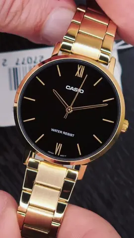Reloj Casio Dama Dorado LTP-VT01G-1B ⬇️ Reloj Original con pulsera en acero inoxidable de color dorado, fondo negro con numeración románica, diseño Análogo con funciones clásicas.  #casio #casiovintage #casiodorado #reloj #relojes #relojdama #chile #santiagodechile #santiagocentro #ventassantiagocentro 