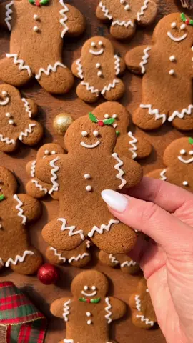 CHEWY GINGERBREAD COOKIES 🎄✨❤️ Soft & chewy, lots of warm Christmas spices & they hold their shape while baking. Everything the perfect gingerbread cookie should be 🥰 #gingerbreadcookies #gingerbread #gingerbreadman 