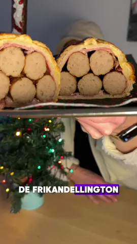 Vette nek vrijdag ✨ Vandaag: de frikandellington. Inmiddels 15x gedeeld op mijn page. Recept? In mijn story overzicht! Hierbij een oproep aan heel Nederland, weg met die beef wellington, gourmetstel, boontjes met spek en die stoofperen. Dit wordt je topstuk. Succes. 🌲 • • • #schaftzonderspijt #nijmegen #frikandellington #dellington #foodcoma #frikandel #specialefrikandel #frikandelxxl #frituur #frietpatat #snackbar #bruinfruit #bruynfruit #snacklife #friet #patat #snacks #cafetaria #frikandelspeciaal #vettenekvrijdag #mora #bikfrik #vangeloven #timodebeurs 