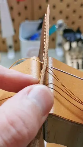 Stitching leather in 3 different camera angles. I oftentimes get the question how to get french style stitching on the two sides of the leather. I don't know if it's the only way, but mine is a combination of passing the thread over the needle with my left hand, and playing with the tension: left hand goes up and right hand goes down. I've seen other crafters doing the opposite, but I suppose the key is to try and find your way. Once you got the right gesture, keep going with consistency.  Have fun crafting folks! And good start of weekend! Geoffrey #handstitched #leatherstitching #handstitching #handcrafted #leathercraft #lordleathercraft #handmade #handmadewallets #walpierdollaro #dollaroleather #leathercrafttips