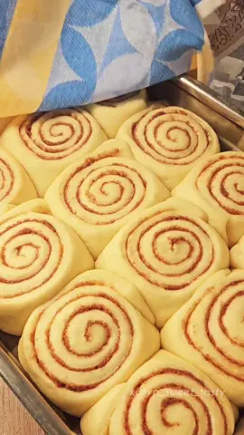 Булочки синнабон 😍 Нежнейшие булочки с корицей и сливочным кремом.Булочки получаеються невероятно мягкие,ароматные и вкусные.  Рецепт: Ингредиенты: ▪︎Вода тёплая-100 мл ▪︎Дрожжи сухие-1 пакетик  ▪︎Мука-700 г ▪︎Сахар-70 г ▪︎Молоко-200 мл (тёплое) ▪︎Ванилин  ▪︎Яйца-2 шт  ▪︎Растительное масло-70 мл ▪︎Щепотка соли  Начинка: ▪︎Коричневый сахар-200г ▪︎Сливочное масло-130 г (растопленное) ▪︎Корица-3 ч.ложки  Крем: ▪︎Сливочное масло-70 г ▪︎Сахарная пудра-100г ▪︎Ванилин  ▪︎Творожный сыр-150 г Приготовление: В тёплую воду добавляем сухие дрожжи и сахар,оставляем на 5 минут.Вливаем тёплое молоко и часть муки,перемешиваем. Затем добавляем яйца, соль, ванилин, растительное масло и оставшуюся муку.Замешиваем тесто.Накрыввем пищевой плёнкой и убираем в тёплое место на 2 часа. Для начинки:Растопленное сливочное смешиваем с коричневым сахаром и корицей.  Отдохнувшее тесто раскатываем в большой прямоугольник (40×50 см ).Начинку распредиляем равномерно,один край оставляем чистый (чтобы при скручивании в рулет край хорошо соединился с тестом ).Заварачиваем в рулет.Режем на равные части (5 см).Выкладываем на противень.Накрываем полотенцем, убираем в тёплое место на 30 минут. Выпекаем в разогретой до 180° духовке 15-20 минут.  Пока булочки готовятся, приготовим крем.Мягкое сливочное масло смешиваем с сахарной пудрой и творожным сыром.  На горячие булочки сразу наносим крем. Через 5 минут можно подавать на стол. Булочки  безумно вкусные 🥰😍❤️ 📍 Если булочки остыли или остались на второй день,разогрейте их микроволновке 15-20 секунд 🤤☕️ ❤️ они становятся мягкие и нежные 😍 #булочки #синнабон #cinnamon  #булочкискорицей #рецепты #завтрак  #вкусноибыстро #cinnamonroll #вкусняшка 