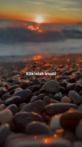 Kita pernah lewati rasa yang pernah mati #liriklaguindonesia #liriklagusad #laguindo #laguindonesiaviral #seluruhnapasini #lagu2000an 