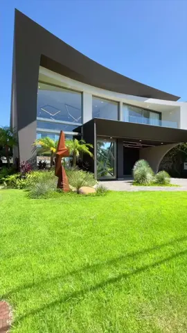 Stunning modern house ✨ By @leandroquadros.imoveis  . . . . #homes #luxury #Lifestyle #mansion #homesforsale #luxurylife #fyp #dreamhouse #modernhous  #newhome #arquitetura #dreamhome #foryou #luxuryhomes #dreamlife 