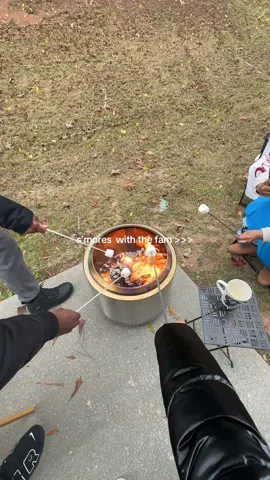 Its my dad getting his content for me 🍫🔥🪵 #solostove #smores #familytime #atlanta #contentcreator #firepit 