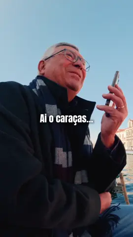 Às vezes basta uma chamada e já temos um presente ❤️🥹 Estes amigos de longa data já não se viam há 54 anos, mas o reencontro estava apenas a uma chamada de distância!  Durante a tropa, o Anastácio acolheu o Avelino em sua casa. A base aérea ficava longe da sua terra, e então não tinha forma de ir ter com a família ao fim de semana. Acabava por ficar sozinho na base, até ao Anastácio decidir acolhê-lo. Durante estes tempos, criou-se uma amizade enorme! Foram como irmãos. O Anastácio recordou como adorava ouvir o Avelino tocar guitarra, e felizmente conseguiu reviver essas memórias :´) A gratidão é tão grande, que 54 anos só o pensamento de rever o velho amigo, fez o Anastácio chorar. Muitas vezes já temos o presente que mais queremos. ❤️