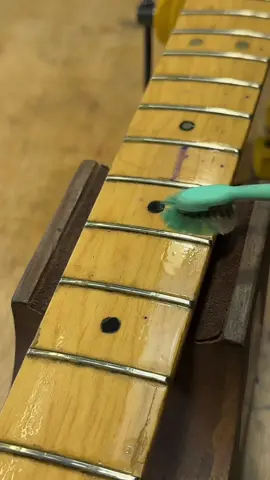 #guitar #guitarrepair #luthier #guitartech #ремонтгітар #гітара #satisfyingvideo #asmr #satisfying #guitartok #refret #fender #fenderguitars #fenderrepair #guitarra 