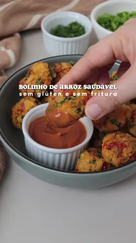 Já SALVA pra não perder 📌 BOLINHO DE ARROZ SAUDÁVEL - sem glúten e sem fritura A receita de hoje une duas coisas que eu amo: sustentabilidade e economia 🌿 E falando nisso, no Rei dos Salvados você também encontra essas duas coisas juntas, produtos novos, open box, fora de linha e remanufaturados das maiores marcas com os melhores preços. 😍 E o melhor, todos com garantia de 3 meses a 1 ano e facilidade de pagamento em até 12x sem juros no cartão (parcela mínima R$ 50,00).  Bom demais, né? ✨ INGREDIENTES: 2 ovos 2 xíc. de arroz cozido  4 a 5 col. de sopa de farinha de arroz 1 e 1/2 xíc de legumes (usei cenoura ralada, folhas e talos de brócolis, tomate cereja e pimentão verde) Salsinha a gosto Chimichurri (opcional) Sal a gosto  O passo-a-passo você encontra no vídeo.  Se gostou compartilha e marca a gente quando testar ❤️  @Rei dos Salvados 