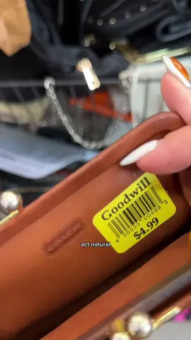 The way my hand shakes 😭 she’s a smol but mighty find #vintagecoachbag #thrifted #thriftflip #vintagecoach #foryou #coachbag #handbagtiktok #secondhand #CleanTok 