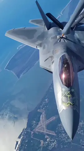 Raptor Refuel 🦖 #f22 #f22raptor #lockheedmartin #stealthfighter #usaf #aviationox 