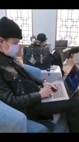 oppa yoongi selalu sibuk.di bandara pun kerja buka laptop 🥺🙂#yoongibts #fypシ 