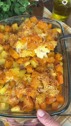 Secondo facile per la cena? SBRICIOLATA DI PATATE E ZUCCA 😋 croccante fuori e filante all’interno 🥳 4 patate 700 g zucca pulita (io Butternum) 100 g prosciutto cotto o speck  150 g provola  2 cucchiai pangrattato 4 cucchiai olio 1 pizzico rosmarino 1 spicchio aglio 3 cucchiai grana circa q.b.sale lessate la zucca e le patate, in acqua bollente salata, per circa 5 minuti. Al termine, scolate i cubetti e Insaporiteli con l’olio, sale, l’aglio schiacciato e il rosmarino. Versate metà del composto, in una teglia  da 4 porzioni e  Arricchite con prosciutto e provola. Coprite con il resto della zucca e patate e insaporite la superficie con olio, grana e pangrattato. Cuoci a 190 x circa 25 m. Servi #lericettedigessica #recipes #cucinaitaliana #ricettafacile #ricetteveloci #giallozafferano #ricetta #patate #zucca