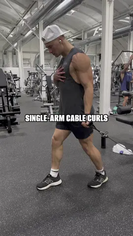 Single-Arm Cable Curls Increased range of motion (ROM) -> Bigger stretch on the eccentric -> Stimulating more muscle growth You want to make sure you try to keep your elbow pinned to your side and not move it forward to complete the rep - I was not perfect here but close Also a prime example of why triceps should be prioritized if you want bigger arms Reach out with any questions #arms #armworkout #GymTok 