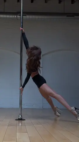 Pole flow 🩶 #dance #dancer #poledanceflow #flexibility #athlete #poledancing 