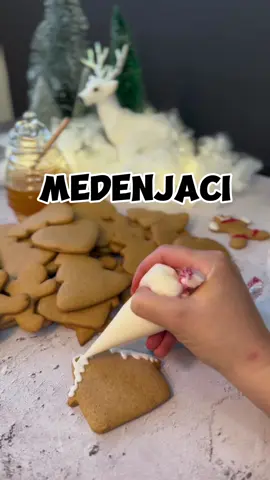 MEDENJACI Za testo:  150ml meda 100gr secera 1 kasicica cimeta 1 kasicica sode bikarbone 130gr maslaca 1 jaje 400gr brasna Staviti u serpicu da provri med, secer i cimet. Dodati sofu pa kada zapeni prebaciti u vanglicu. Dodati maslac i jaje, umešati pa dodati brasno. Ako treba, dodati jos malo brasna da se ne lepi za ruke. Razvuci preko pobrasnjene povrsine pa vaditi kalupima oblike. Peci na 175 stepeni tacno 10min. Za glazuru: 1 belance 250gr secera u prahu malo limuna Umutiti malo belance pa dodati prosejan secer i na kraju limjnov sok. Ako zelite u boji, podelite smesu pa dodajte boju u prahu po želji. #medenjaci #medenjaci🐻🍯 #bozicnikolaci #kolacici #cookies #cookie #medenikolaci #novagodina #CapCut 
