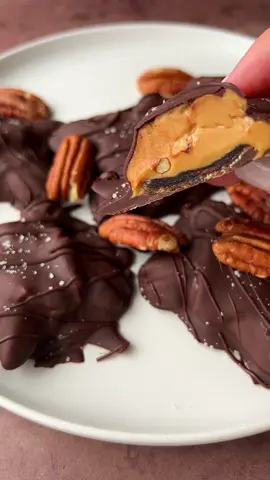 My homemade turtles 🐢 chocolate bites 🍫 #turtleschocolate #chocolate #healthyrecipes #fyp  As always full recipe linked in my bio or come to www.themodernnonna.com 🥹 