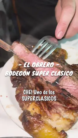 **BODEGON SUPERCLASICO** En la boca sigue vigente El Obrero y están desde 1954! Hoy te cuento q onda este bodegon con alma de barrio en pleno La Boca. ✨ Si la definición de #bodegón es un lugar de antaño, con mozos de oficio, mucho color en las paredes, ruidoso, familiar, con platos típicos argentos, abundantes.. estoy tranquillamente describiendo a El Obrero. Entiendo q había cerrado durante un tiempo en la epoca del corona, pero esta mas vivo q nunca! Comimos bien 🙌 ✨ Ojo q quizás los precios cambiaron pues inflación, pero son de hace 20 días aprox: 👉 #milanesa napolitana ($4900) muy correcto el apanado, el frito y la carne. Me faltó muzza desbordando, pero realmente muy muy bien eh. Palmas 👏 👉 los fuchile ($3400) recontra caseros los pedimos con estofado y pesto ($1900) por sugerencia del mozo q además estuvo simpático, canchero y buena onda toda la cena. El estofado bieeeeen suavecito ❤️ 👉 el #BifedeChorizo mariposa ($6800) no nos preguntaron el punto, pero salió piola. Es un corte q amo y para mi superior a casi todos los otros cortes… q opinan uds? 👉 las #rabas ($7500) van siwmpre con muchísimo limón, de acuerdo? Yo no las puedo tocar aunque me encanten, xq soy alérgico y puedo llegar a morir 😅 pero las elogiaron en la mesa. Una cantidad no tan abundante diría para ser justo. ✨ Párrafo aparte para el segundo mejor postre de todos los bodegones: panqueque de manzana quemado al rhum con bocha de helado ($2900). Pfffff.. cuando sale bien, es un imbatible 😍 ✨ ✨ #ReflexiondeLonza Un superclásico q no nos falló. Ambiente familiar, mozos cancheros, seguros y atentos, comida clásica argenta bien realizada y una promesa cumplida: acá se come bien argento, simple y bueno. . . . Mas info en @elobrero1954  📍Agustín R. Caffarena 64, La Boca . . . Comiste en algun lugar muy bien últimamente? Decime donde que quiero conocerlo!! . . . . Salute, Lonza 🙋🏻‍♂️