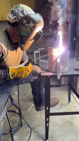 Welding tutorials coming soon on youtube 🍻 My page names Datboimiggz (the same name as my tiktok) for anyone interested 🤝🏽 #7018 #7018rod #7018weld #tillman #tillmangloves #weld #welder #ilove #welding #tankin #tanking #tankie #tanke #ironworker #tankwelding #tankwelder #santacruz #maxim #weldtest #goodvibes #goodvibesonly #ariat #ariatwork #ariatworkboots #tutorials #datboimiggz