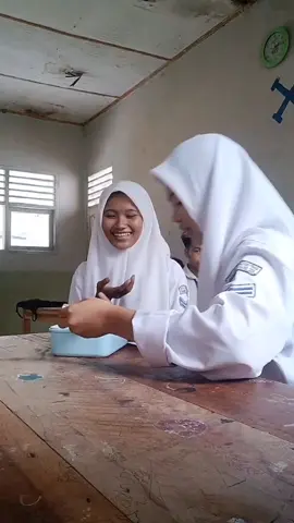 #makanbareng #disekolahan #bestiesforever #fyp @bellaaaa 