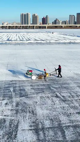 十二月的哈尔滨，冰封松花江，第二十五届哈尔滨冰雪大世界采冰建设开足马力 哈尔滨冰雪大世界  