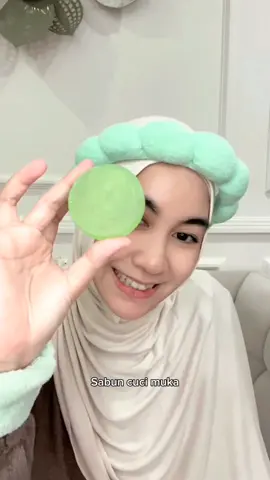 Divhea Brightening Gluthation Soap,.  Sabun ini mengandung 11 bahan alami sperti, Gluthatione,Kolagen, Niacinamide, Tree Tea Oil , Spirulina, aloevera, jojoba Oil, Olive oil, sarang wallet, vitamin e, salycilic acid Yang mampu : Membersihkan dan mencerahkan  Memudar kan flek hitam dalam 2 minggu Memudarkan bekas jrawat Melembab kan kulit Mengontrol minyak berlebih Menyembuhkan jerawat Mengurangi garis halus dan kerutan Serta menutrisi kulit secara maksimal.. Divhea aman sekali di pakai karena sudah BPOM dan halal MUI ya Divhea Brightening Gluthatione soap .. Loving your Skin #divhea #divheabeauty #divheasoap #divheabrightening #sabunmuka #sabunwajah #sabunbadan #fyp #beranda 