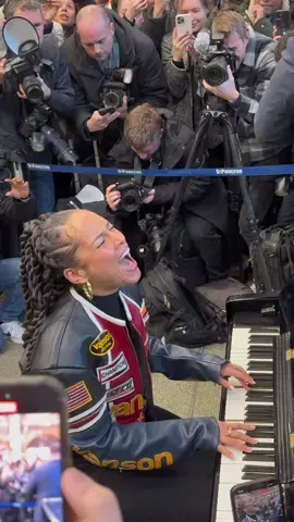 🤯 @Alicia Keys just rocked up and played some of her biggest hits at Elton John’s piano > @St. Pancras International train station. 🎹 #NoOne #Surprise #Legend #AliciaKeys #Piano 